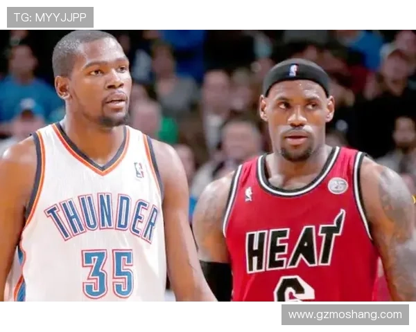 NBA新赛季揭幕战精彩回顾 詹姆斯与杜兰特领衔对决上演激烈碰撞